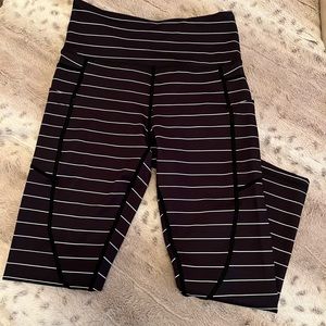 Zyia crop legging LNT with pockets. Color is navy and white